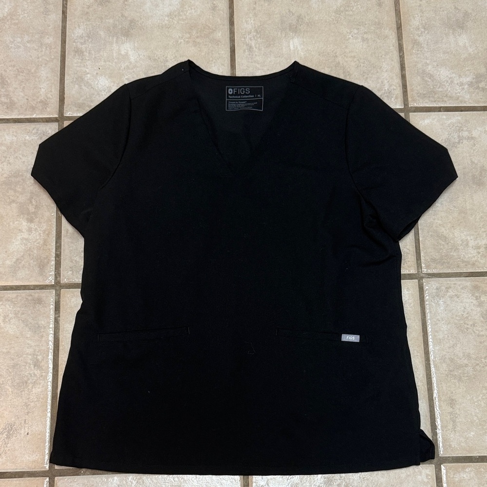FIGS Women's Casma Scrub Top - Black